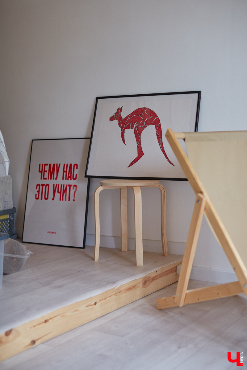 Неизвестно, появился        ли        бы уникальный арт-объект на        заборе в        Добром, если        бы у        керамиста Елизаветы Комаровой не        было дома с        собственной мастерской. Рассказываем про грандиозную реконструкцию семейного гнездышка на        перекрестке Погодина и        Восточной, где все сделано своими руками. А        главное        — с        любовью. Ну        и, разумеется, показываем, как из        заурядной сельской избы с        комнатами-клетушками владимирцы создали дом мечты с        совершенно неповторимым обликом.