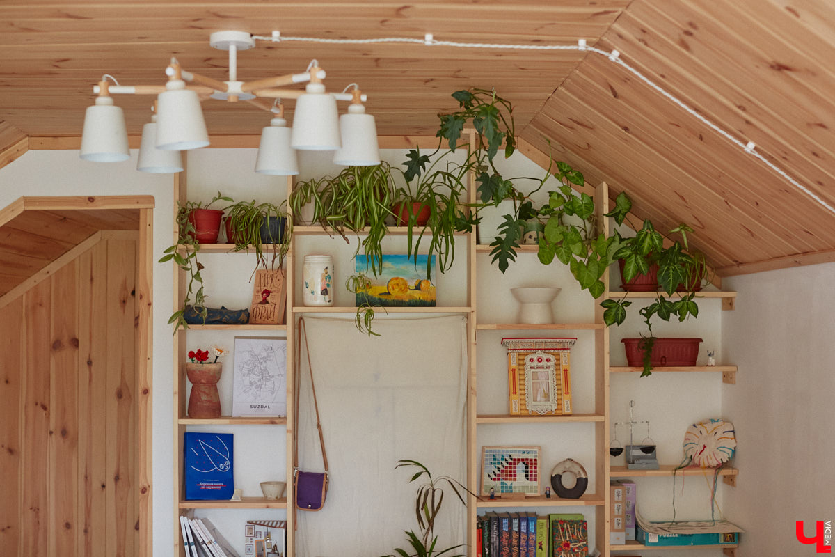 Неизвестно, появился        ли        бы уникальный арт-объект на        заборе в        Добром, если        бы у        керамиста Елизаветы Комаровой не        было дома с        собственной мастерской. Рассказываем про грандиозную реконструкцию семейного гнездышка на        перекрестке Погодина и        Восточной, где все сделано своими руками. А        главное        — с        любовью. Ну        и, разумеется, показываем, как из        заурядной сельской избы с        комнатами-клетушками владимирцы создали дом мечты с        совершенно неповторимым обликом.