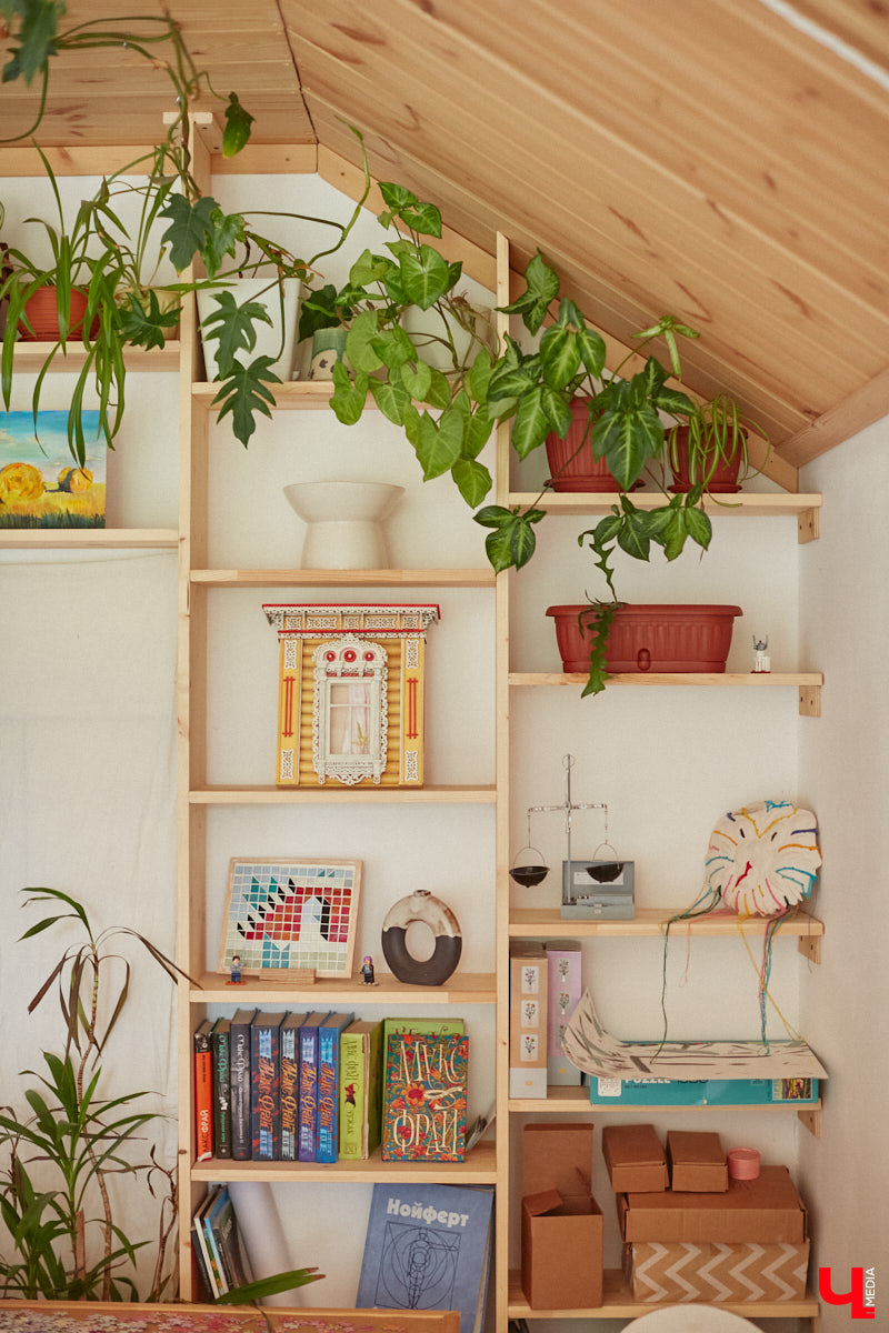 Неизвестно, появился        ли        бы уникальный арт-объект на        заборе в        Добром, если        бы у        керамиста Елизаветы Комаровой не        было дома с        собственной мастерской. Рассказываем про грандиозную реконструкцию семейного гнездышка на        перекрестке Погодина и        Восточной, где все сделано своими руками. А        главное        — с        любовью. Ну        и, разумеется, показываем, как из        заурядной сельской избы с        комнатами-клетушками владимирцы создали дом мечты с        совершенно неповторимым обликом.