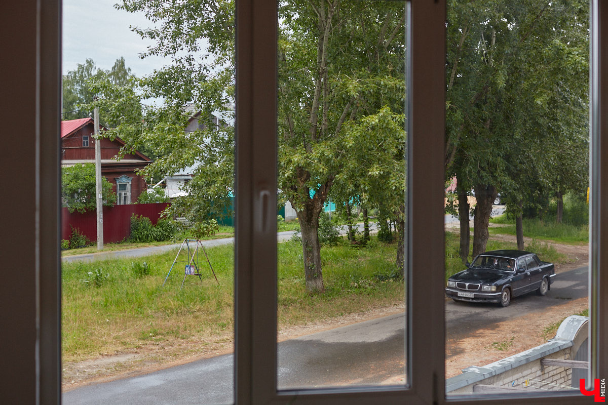 Неизвестно, появился        ли        бы уникальный арт-объект на        заборе в        Добром, если        бы у        керамиста Елизаветы Комаровой не        было дома с        собственной мастерской. Рассказываем про грандиозную реконструкцию семейного гнездышка на        перекрестке Погодина и        Восточной, где все сделано своими руками. А        главное        — с        любовью. Ну        и, разумеется, показываем, как из        заурядной сельской избы с        комнатами-клетушками владимирцы создали дом мечты с        совершенно неповторимым обликом.