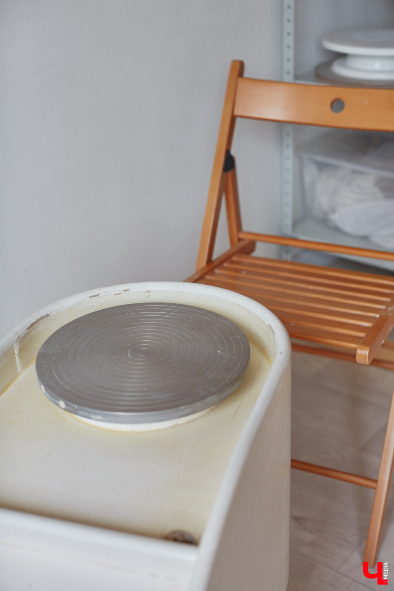 Неизвестно, появился        ли        бы уникальный арт-объект на        заборе в        Добром, если        бы у        керамиста Елизаветы Комаровой не        было дома с        собственной мастерской. Рассказываем про грандиозную реконструкцию семейного гнездышка на        перекрестке Погодина и        Восточной, где все сделано своими руками. А        главное        — с        любовью. Ну        и, разумеется, показываем, как из        заурядной сельской избы с        комнатами-клетушками владимирцы создали дом мечты с        совершенно неповторимым обликом.