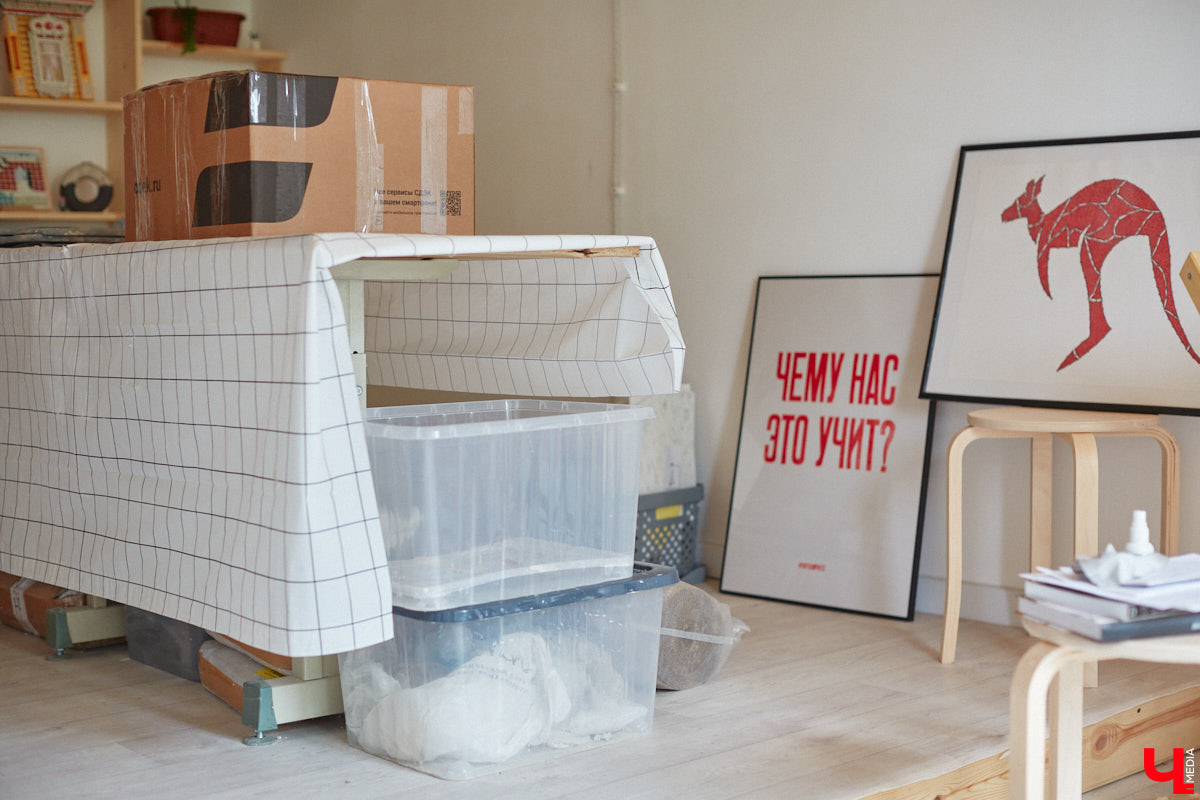 Неизвестно, появился        ли        бы уникальный арт-объект на        заборе в        Добром, если        бы у        керамиста Елизаветы Комаровой не        было дома с        собственной мастерской. Рассказываем про грандиозную реконструкцию семейного гнездышка на        перекрестке Погодина и        Восточной, где все сделано своими руками. А        главное        — с        любовью. Ну        и, разумеется, показываем, как из        заурядной сельской избы с        комнатами-клетушками владимирцы создали дом мечты с        совершенно неповторимым обликом.