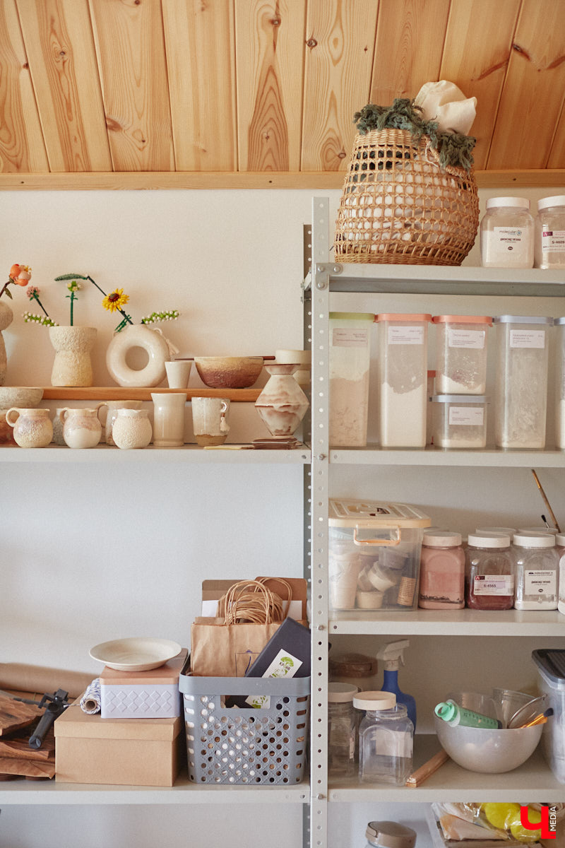 Неизвестно, появился        ли        бы уникальный арт-объект на        заборе в        Добром, если        бы у        керамиста Елизаветы Комаровой не        было дома с        собственной мастерской. Рассказываем про грандиозную реконструкцию семейного гнездышка на        перекрестке Погодина и        Восточной, где все сделано своими руками. А        главное        — с        любовью. Ну        и, разумеется, показываем, как из        заурядной сельской избы с        комнатами-клетушками владимирцы создали дом мечты с        совершенно неповторимым обликом.