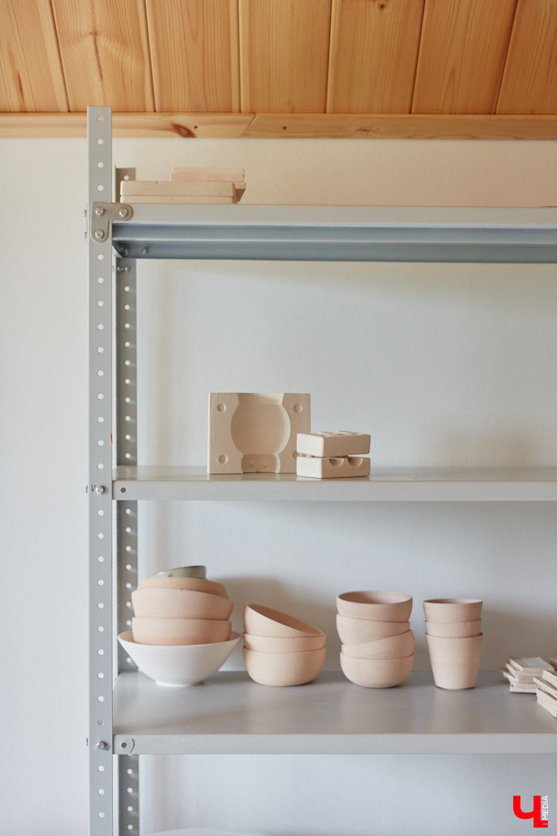 Неизвестно, появился        ли        бы уникальный арт-объект на        заборе в        Добром, если        бы у        керамиста Елизаветы Комаровой не        было дома с        собственной мастерской. Рассказываем про грандиозную реконструкцию семейного гнездышка на        перекрестке Погодина и        Восточной, где все сделано своими руками. А        главное        — с        любовью. Ну        и, разумеется, показываем, как из        заурядной сельской избы с        комнатами-клетушками владимирцы создали дом мечты с        совершенно неповторимым обликом.