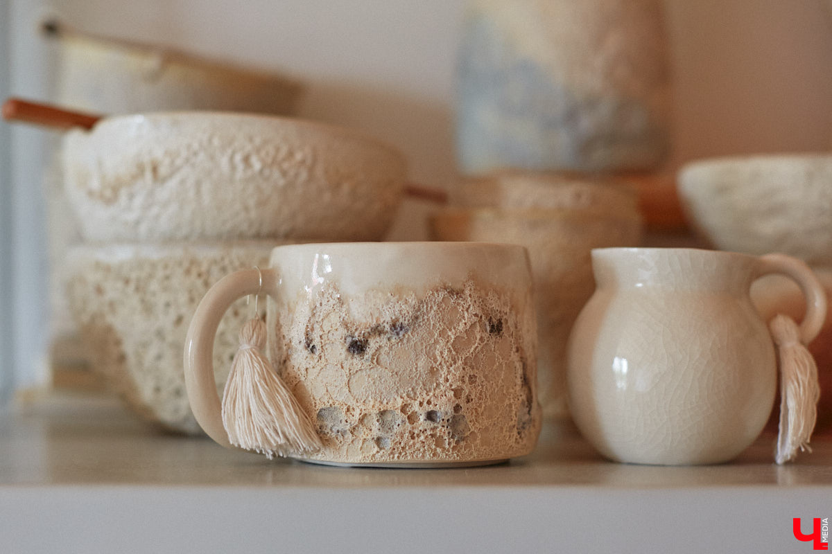 Неизвестно, появился        ли        бы уникальный арт-объект на        заборе в        Добром, если        бы у        керамиста Елизаветы Комаровой не        было дома с        собственной мастерской. Рассказываем про грандиозную реконструкцию семейного гнездышка на        перекрестке Погодина и        Восточной, где все сделано своими руками. А        главное        — с        любовью. Ну        и, разумеется, показываем, как из        заурядной сельской избы с        комнатами-клетушками владимирцы создали дом мечты с        совершенно неповторимым обликом.