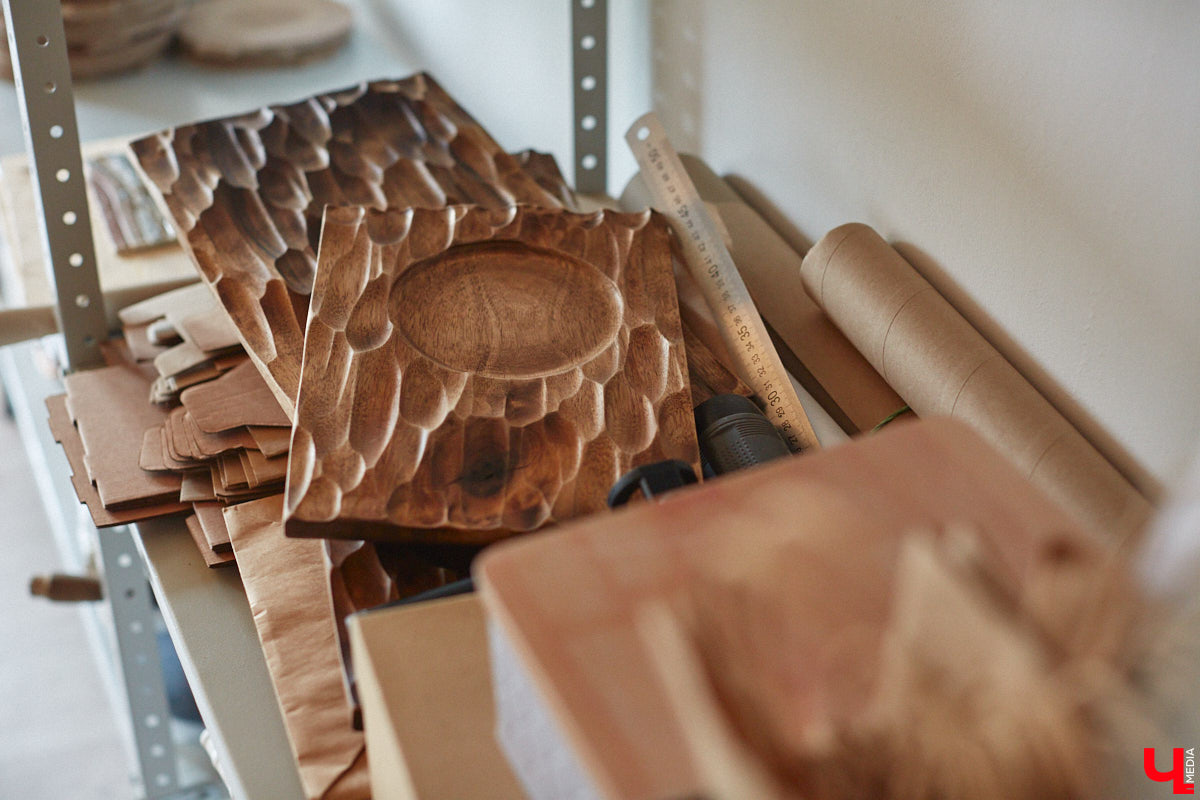 Неизвестно, появился        ли        бы уникальный арт-объект на        заборе в        Добром, если        бы у        керамиста Елизаветы Комаровой не        было дома с        собственной мастерской. Рассказываем про грандиозную реконструкцию семейного гнездышка на        перекрестке Погодина и        Восточной, где все сделано своими руками. А        главное        — с        любовью. Ну        и, разумеется, показываем, как из        заурядной сельской избы с        комнатами-клетушками владимирцы создали дом мечты с        совершенно неповторимым обликом.