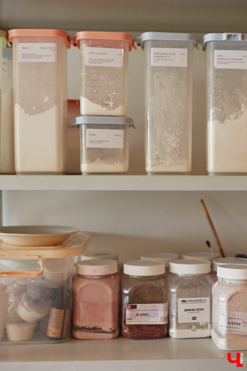 Неизвестно, появился        ли        бы уникальный арт-объект на        заборе в        Добром, если        бы у        керамиста Елизаветы Комаровой не        было дома с        собственной мастерской. Рассказываем про грандиозную реконструкцию семейного гнездышка на        перекрестке Погодина и        Восточной, где все сделано своими руками. А        главное        — с        любовью. Ну        и, разумеется, показываем, как из        заурядной сельской избы с        комнатами-клетушками владимирцы создали дом мечты с        совершенно неповторимым обликом.