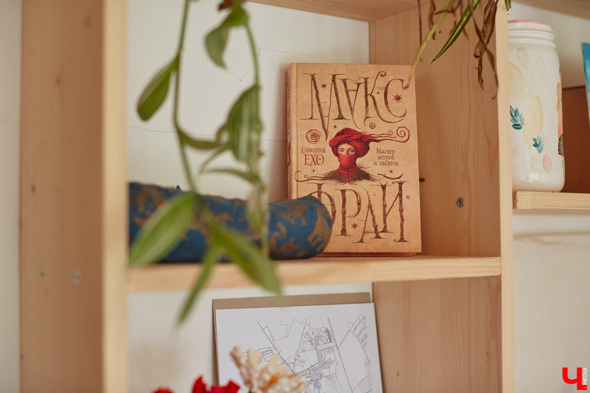 Неизвестно, появился        ли        бы уникальный арт-объект на        заборе в        Добром, если        бы у        керамиста Елизаветы Комаровой не        было дома с        собственной мастерской. Рассказываем про грандиозную реконструкцию семейного гнездышка на        перекрестке Погодина и        Восточной, где все сделано своими руками. А        главное        — с        любовью. Ну        и, разумеется, показываем, как из        заурядной сельской избы с        комнатами-клетушками владимирцы создали дом мечты с        совершенно неповторимым обликом.