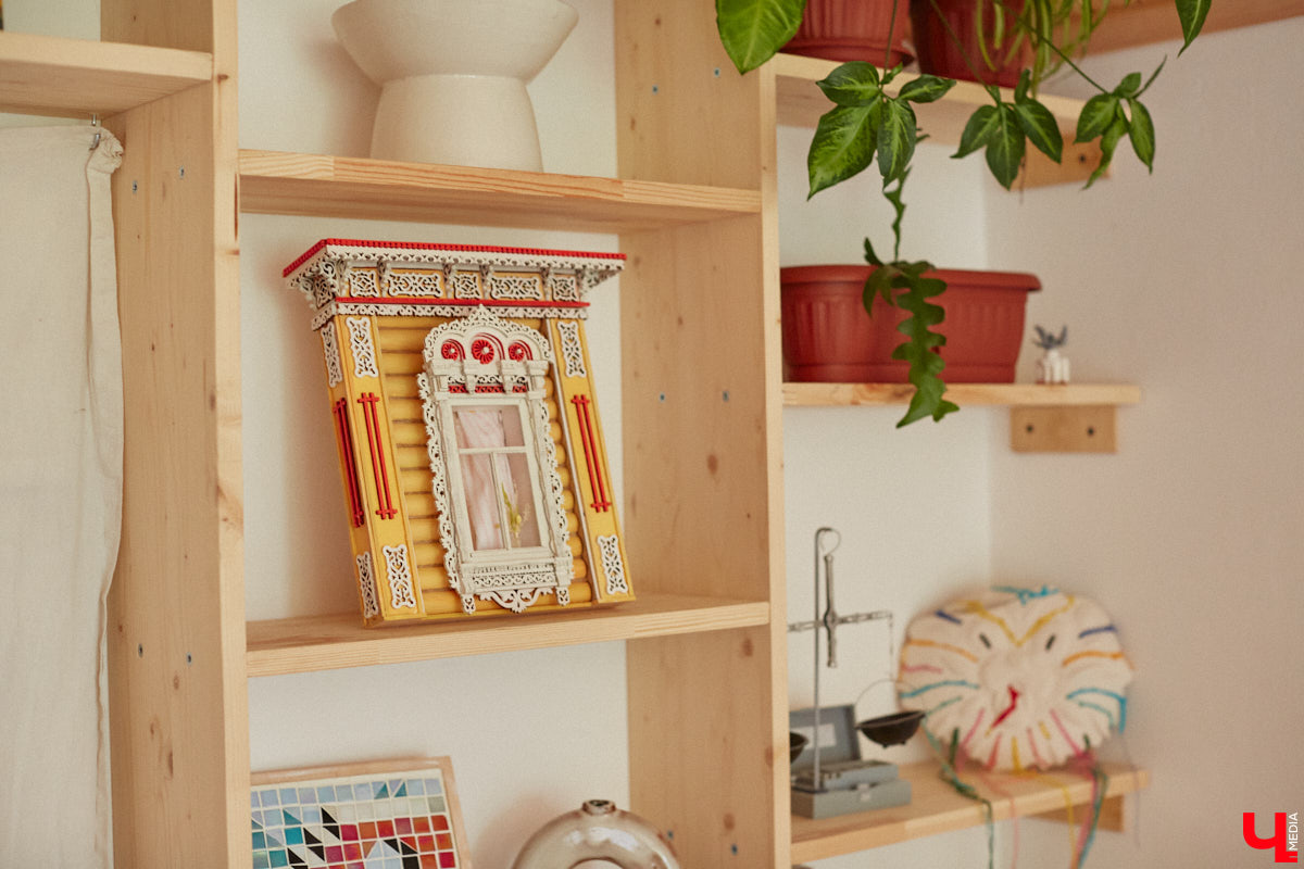 Неизвестно, появился        ли        бы уникальный арт-объект на        заборе в        Добром, если        бы у        керамиста Елизаветы Комаровой не        было дома с        собственной мастерской. Рассказываем про грандиозную реконструкцию семейного гнездышка на        перекрестке Погодина и        Восточной, где все сделано своими руками. А        главное        — с        любовью. Ну        и, разумеется, показываем, как из        заурядной сельской избы с        комнатами-клетушками владимирцы создали дом мечты с        совершенно неповторимым обликом.