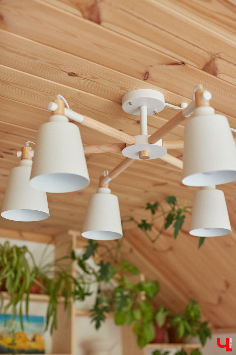 Неизвестно, появился        ли        бы уникальный арт-объект на        заборе в        Добром, если        бы у        керамиста Елизаветы Комаровой не        было дома с        собственной мастерской. Рассказываем про грандиозную реконструкцию семейного гнездышка на        перекрестке Погодина и        Восточной, где все сделано своими руками. А        главное        — с        любовью. Ну        и, разумеется, показываем, как из        заурядной сельской избы с        комнатами-клетушками владимирцы создали дом мечты с        совершенно неповторимым обликом.