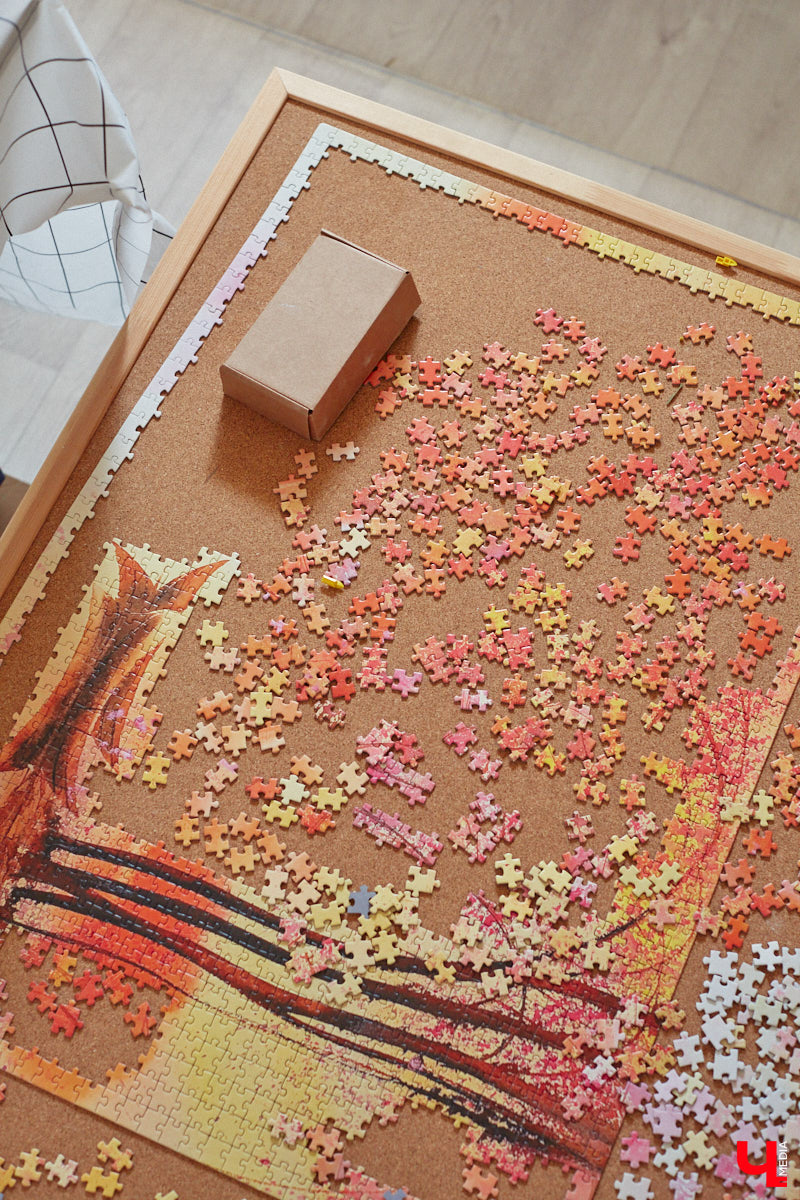 Неизвестно, появился        ли        бы уникальный арт-объект на        заборе в        Добром, если        бы у        керамиста Елизаветы Комаровой не        было дома с        собственной мастерской. Рассказываем про грандиозную реконструкцию семейного гнездышка на        перекрестке Погодина и        Восточной, где все сделано своими руками. А        главное        — с        любовью. Ну        и, разумеется, показываем, как из        заурядной сельской избы с        комнатами-клетушками владимирцы создали дом мечты с        совершенно неповторимым обликом.