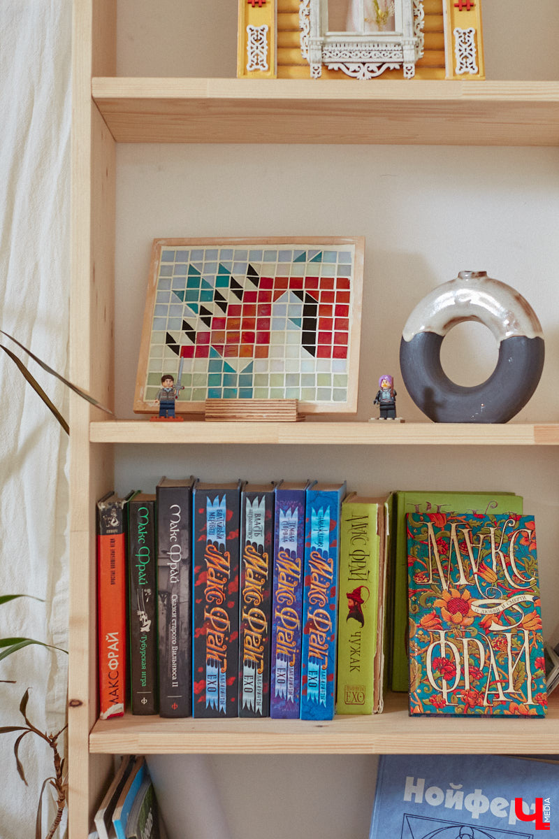 Неизвестно, появился        ли        бы уникальный арт-объект на        заборе в        Добром, если        бы у        керамиста Елизаветы Комаровой не        было дома с        собственной мастерской. Рассказываем про грандиозную реконструкцию семейного гнездышка на        перекрестке Погодина и        Восточной, где все сделано своими руками. А        главное        — с        любовью. Ну        и, разумеется, показываем, как из        заурядной сельской избы с        комнатами-клетушками владимирцы создали дом мечты с        совершенно неповторимым обликом.