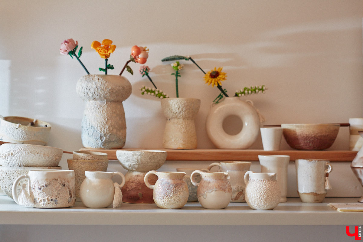 Неизвестно, появился        ли        бы уникальный арт-объект на        заборе в        Добром, если        бы у        керамиста Елизаветы Комаровой не        было дома с        собственной мастерской. Рассказываем про грандиозную реконструкцию семейного гнездышка на        перекрестке Погодина и        Восточной, где все сделано своими руками. А        главное        — с        любовью. Ну        и, разумеется, показываем, как из        заурядной сельской избы с        комнатами-клетушками владимирцы создали дом мечты с        совершенно неповторимым обликом.