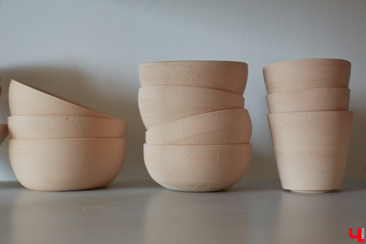 Неизвестно, появился        ли        бы уникальный арт-объект на        заборе в        Добром, если        бы у        керамиста Елизаветы Комаровой не        было дома с        собственной мастерской. Рассказываем про грандиозную реконструкцию семейного гнездышка на        перекрестке Погодина и        Восточной, где все сделано своими руками. А        главное        — с        любовью. Ну        и, разумеется, показываем, как из        заурядной сельской избы с        комнатами-клетушками владимирцы создали дом мечты с        совершенно неповторимым обликом.