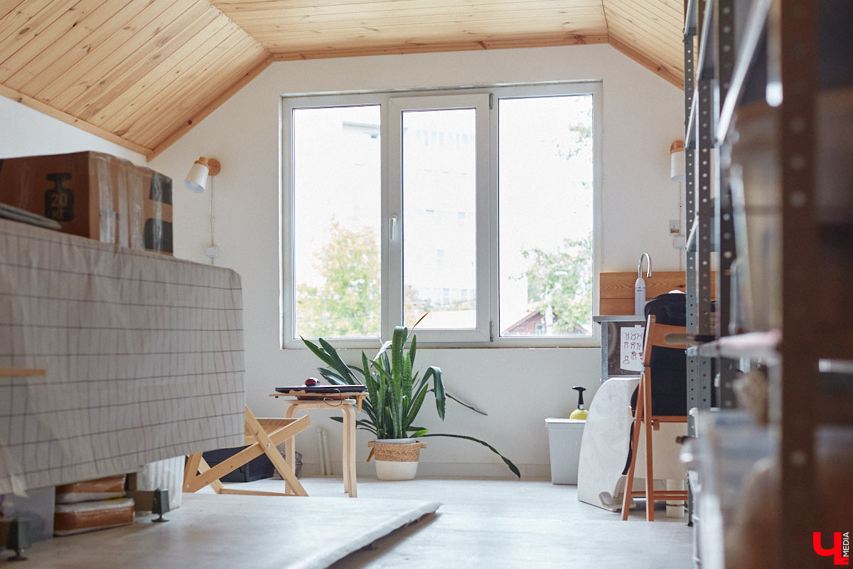 Неизвестно, появился        ли        бы уникальный арт-объект на        заборе в        Добром, если        бы у        керамиста Елизаветы Комаровой не        было дома с        собственной мастерской. Рассказываем про грандиозную реконструкцию семейного гнездышка на        перекрестке Погодина и        Восточной, где все сделано своими руками. А        главное        — с        любовью. Ну        и, разумеется, показываем, как из        заурядной сельской избы с        комнатами-клетушками владимирцы создали дом мечты с        совершенно неповторимым обликом.