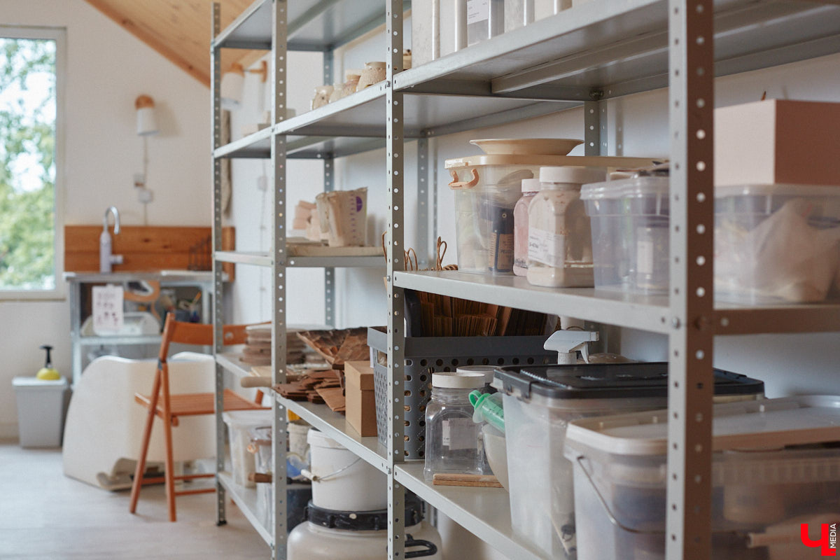 Неизвестно, появился        ли        бы уникальный арт-объект на        заборе в        Добром, если        бы у        керамиста Елизаветы Комаровой не        было дома с        собственной мастерской. Рассказываем про грандиозную реконструкцию семейного гнездышка на        перекрестке Погодина и        Восточной, где все сделано своими руками. А        главное        — с        любовью. Ну        и, разумеется, показываем, как из        заурядной сельской избы с        комнатами-клетушками владимирцы создали дом мечты с        совершенно неповторимым обликом.