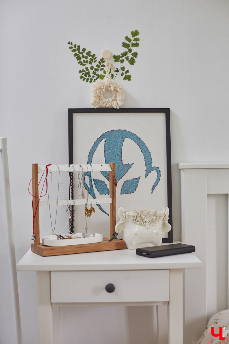 Неизвестно, появился        ли        бы уникальный арт-объект на        заборе в        Добром, если        бы у        керамиста Елизаветы Комаровой не        было дома с        собственной мастерской. Рассказываем про грандиозную реконструкцию семейного гнездышка на        перекрестке Погодина и        Восточной, где все сделано своими руками. А        главное        — с        любовью. Ну        и, разумеется, показываем, как из        заурядной сельской избы с        комнатами-клетушками владимирцы создали дом мечты с        совершенно неповторимым обликом.