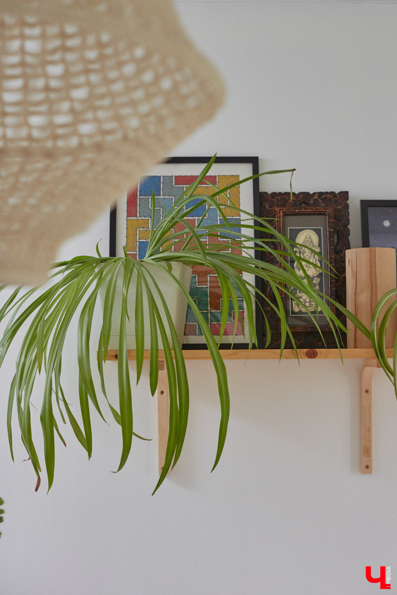 Неизвестно, появился        ли        бы уникальный арт-объект на        заборе в        Добром, если        бы у        керамиста Елизаветы Комаровой не        было дома с        собственной мастерской. Рассказываем про грандиозную реконструкцию семейного гнездышка на        перекрестке Погодина и        Восточной, где все сделано своими руками. А        главное        — с        любовью. Ну        и, разумеется, показываем, как из        заурядной сельской избы с        комнатами-клетушками владимирцы создали дом мечты с        совершенно неповторимым обликом.