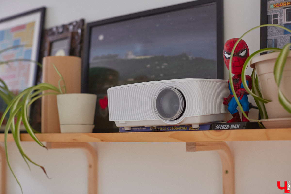 Неизвестно, появился        ли        бы уникальный арт-объект на        заборе в        Добром, если        бы у        керамиста Елизаветы Комаровой не        было дома с        собственной мастерской. Рассказываем про грандиозную реконструкцию семейного гнездышка на        перекрестке Погодина и        Восточной, где все сделано своими руками. А        главное        — с        любовью. Ну        и, разумеется, показываем, как из        заурядной сельской избы с        комнатами-клетушками владимирцы создали дом мечты с        совершенно неповторимым обликом.