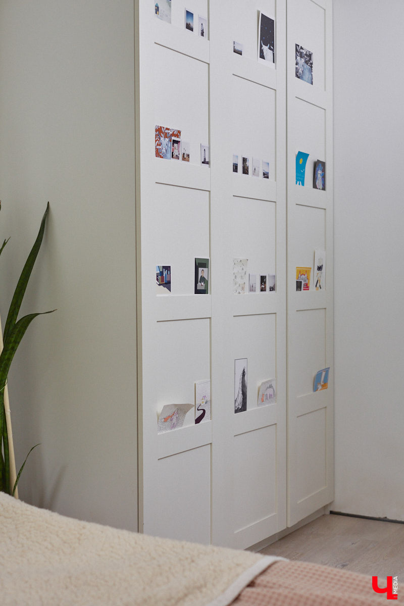 Неизвестно, появился        ли        бы уникальный арт-объект на        заборе в        Добром, если        бы у        керамиста Елизаветы Комаровой не        было дома с        собственной мастерской. Рассказываем про грандиозную реконструкцию семейного гнездышка на        перекрестке Погодина и        Восточной, где все сделано своими руками. А        главное        — с        любовью. Ну        и, разумеется, показываем, как из        заурядной сельской избы с        комнатами-клетушками владимирцы создали дом мечты с        совершенно неповторимым обликом.