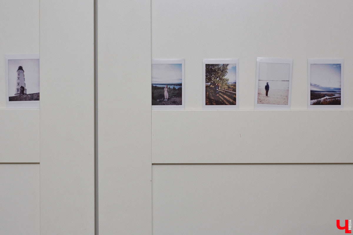 Неизвестно, появился        ли        бы уникальный арт-объект на        заборе в        Добром, если        бы у        керамиста Елизаветы Комаровой не        было дома с        собственной мастерской. Рассказываем про грандиозную реконструкцию семейного гнездышка на        перекрестке Погодина и        Восточной, где все сделано своими руками. А        главное        — с        любовью. Ну        и, разумеется, показываем, как из        заурядной сельской избы с        комнатами-клетушками владимирцы создали дом мечты с        совершенно неповторимым обликом.