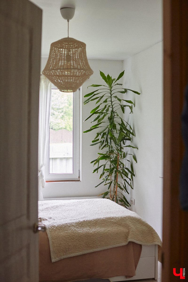 Неизвестно, появился        ли        бы уникальный арт-объект на        заборе в        Добром, если        бы у        керамиста Елизаветы Комаровой не        было дома с        собственной мастерской. Рассказываем про грандиозную реконструкцию семейного гнездышка на        перекрестке Погодина и        Восточной, где все сделано своими руками. А        главное        — с        любовью. Ну        и, разумеется, показываем, как из        заурядной сельской избы с        комнатами-клетушками владимирцы создали дом мечты с        совершенно неповторимым обликом.