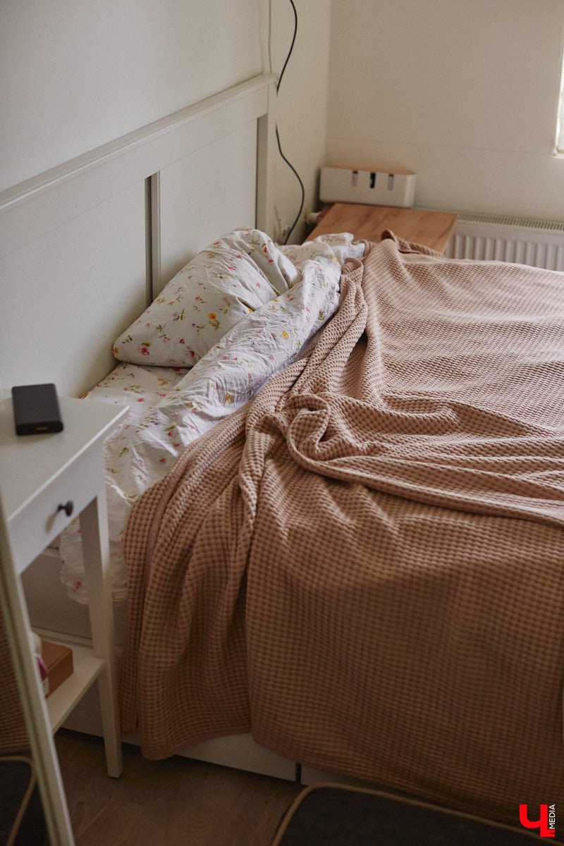 Неизвестно, появился        ли        бы уникальный арт-объект на        заборе в        Добром, если        бы у        керамиста Елизаветы Комаровой не        было дома с        собственной мастерской. Рассказываем про грандиозную реконструкцию семейного гнездышка на        перекрестке Погодина и        Восточной, где все сделано своими руками. А        главное        — с        любовью. Ну        и, разумеется, показываем, как из        заурядной сельской избы с        комнатами-клетушками владимирцы создали дом мечты с        совершенно неповторимым обликом.