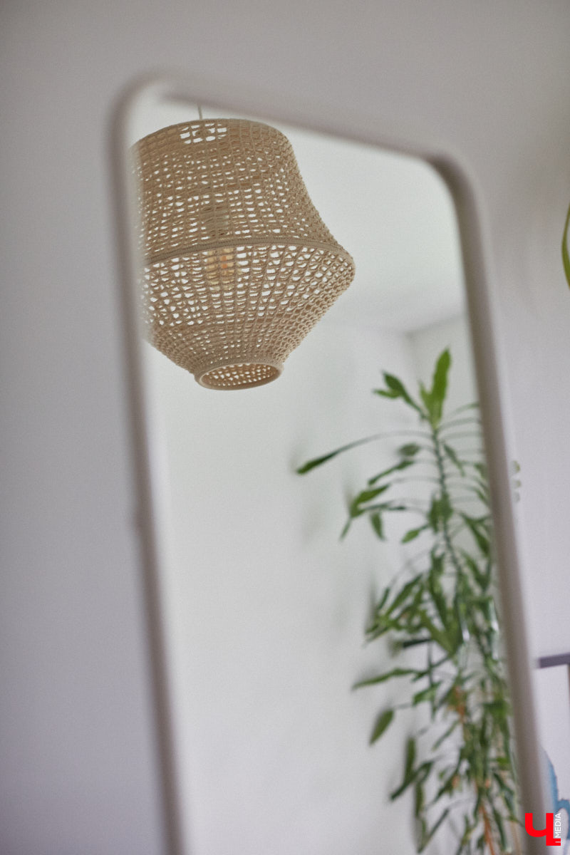 Неизвестно, появился        ли        бы уникальный арт-объект на        заборе в        Добром, если        бы у        керамиста Елизаветы Комаровой не        было дома с        собственной мастерской. Рассказываем про грандиозную реконструкцию семейного гнездышка на        перекрестке Погодина и        Восточной, где все сделано своими руками. А        главное        — с        любовью. Ну        и, разумеется, показываем, как из        заурядной сельской избы с        комнатами-клетушками владимирцы создали дом мечты с        совершенно неповторимым обликом.