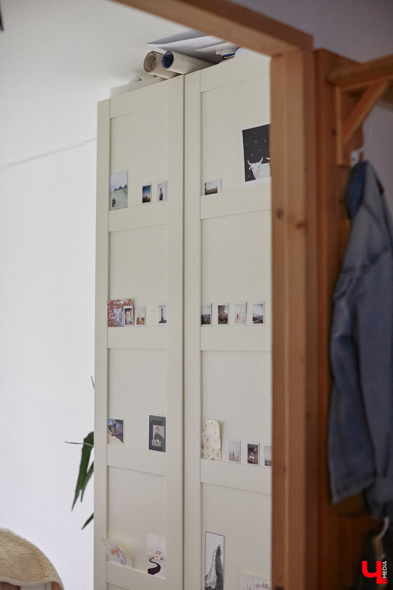 Неизвестно, появился        ли        бы уникальный арт-объект на        заборе в        Добром, если        бы у        керамиста Елизаветы Комаровой не        было дома с        собственной мастерской. Рассказываем про грандиозную реконструкцию семейного гнездышка на        перекрестке Погодина и        Восточной, где все сделано своими руками. А        главное        — с        любовью. Ну        и, разумеется, показываем, как из        заурядной сельской избы с        комнатами-клетушками владимирцы создали дом мечты с        совершенно неповторимым обликом.