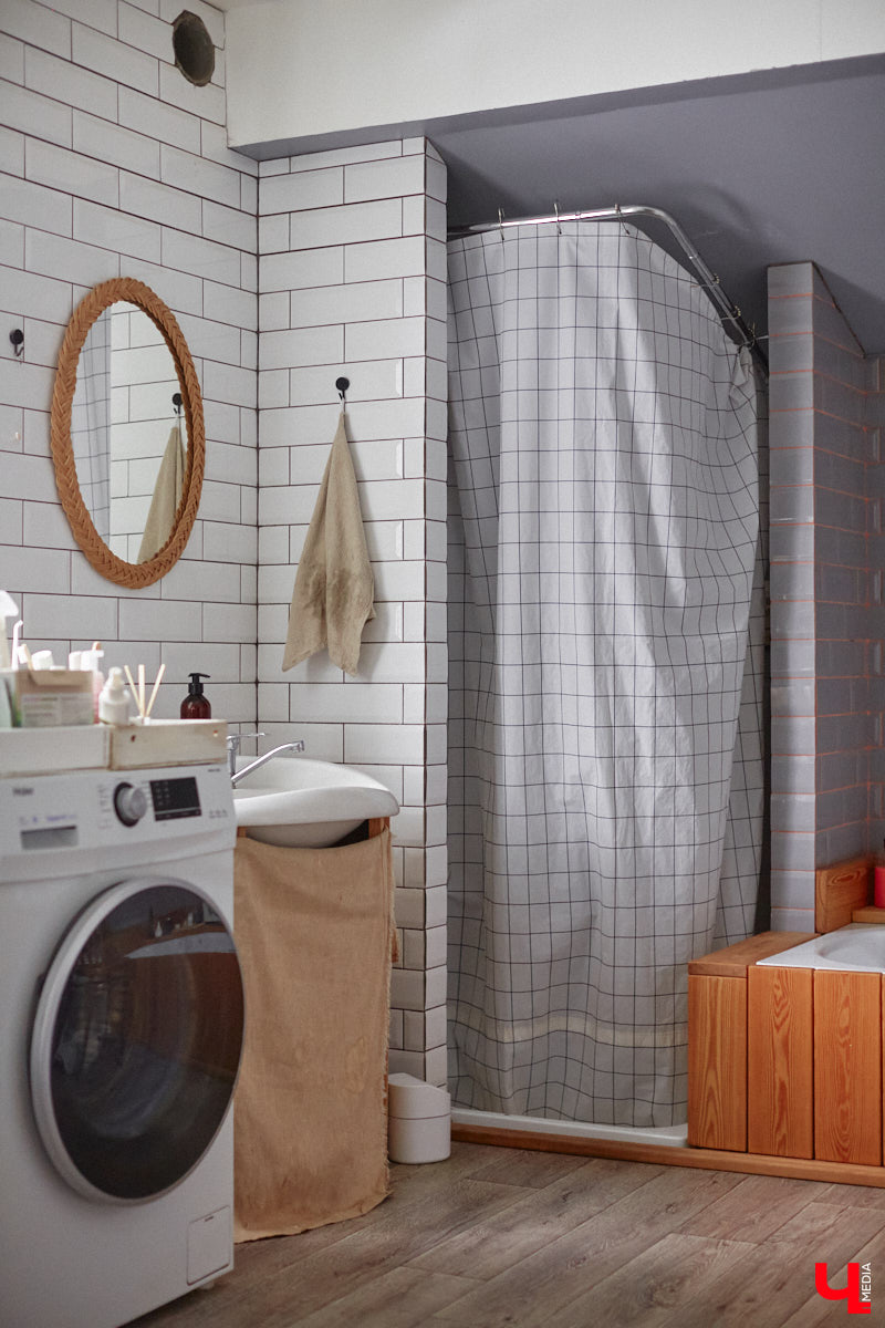 Неизвестно, появился        ли        бы уникальный арт-объект на        заборе в        Добром, если        бы у        керамиста Елизаветы Комаровой не        было дома с        собственной мастерской. Рассказываем про грандиозную реконструкцию семейного гнездышка на        перекрестке Погодина и        Восточной, где все сделано своими руками. А        главное        — с        любовью. Ну        и, разумеется, показываем, как из        заурядной сельской избы с        комнатами-клетушками владимирцы создали дом мечты с        совершенно неповторимым обликом.