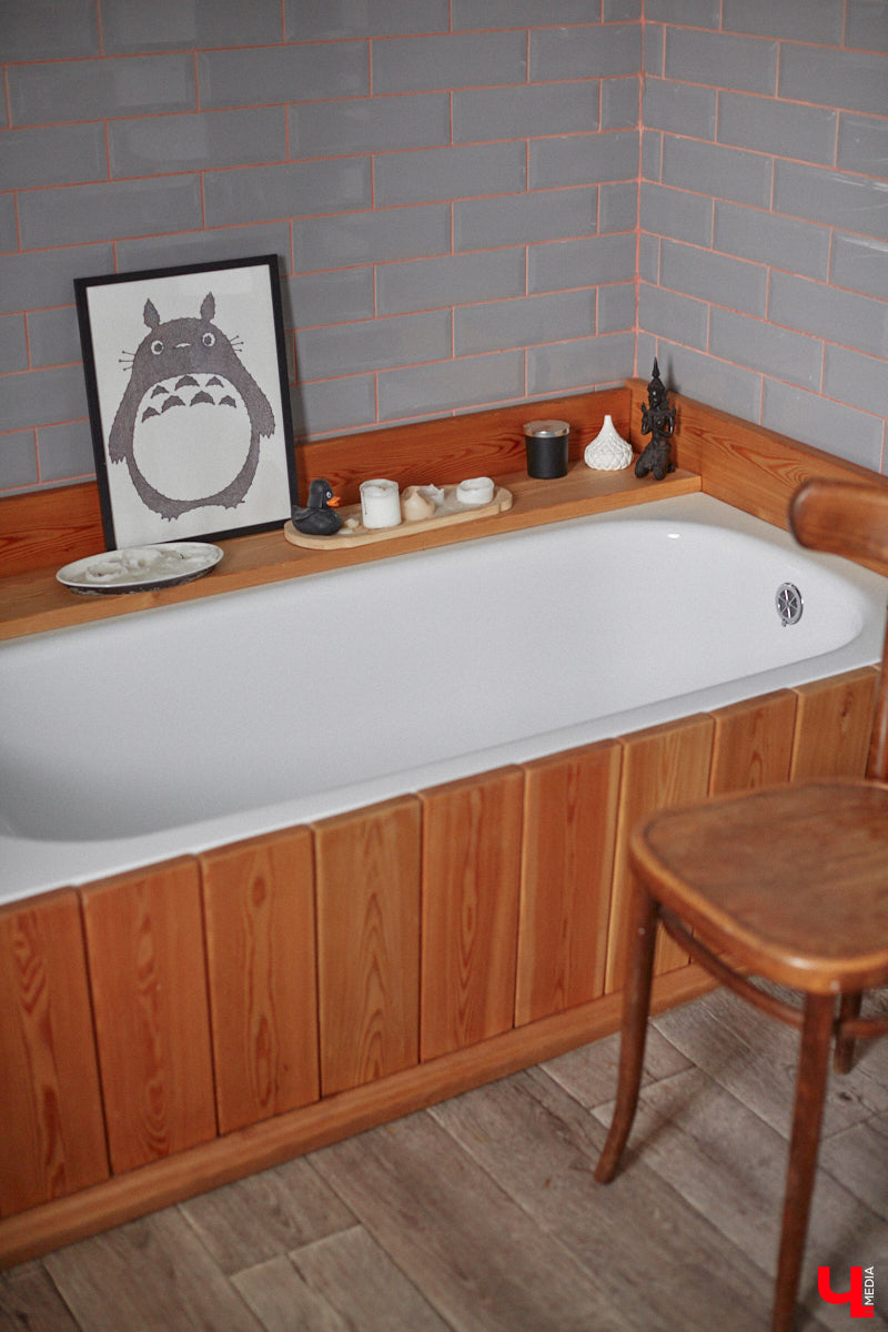 Неизвестно, появился        ли        бы уникальный арт-объект на        заборе в        Добром, если        бы у        керамиста Елизаветы Комаровой не        было дома с        собственной мастерской. Рассказываем про грандиозную реконструкцию семейного гнездышка на        перекрестке Погодина и        Восточной, где все сделано своими руками. А        главное        — с        любовью. Ну        и, разумеется, показываем, как из        заурядной сельской избы с        комнатами-клетушками владимирцы создали дом мечты с        совершенно неповторимым обликом.