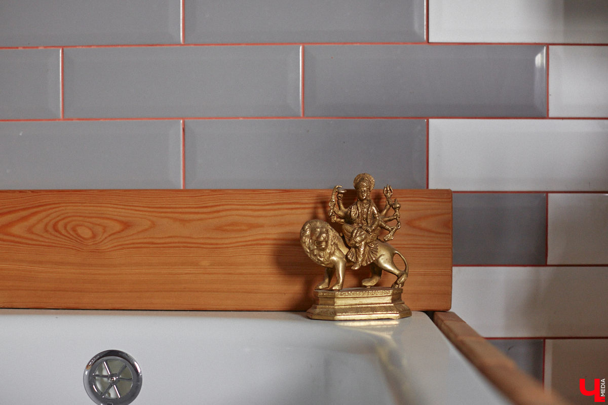 Неизвестно, появился        ли        бы уникальный арт-объект на        заборе в        Добром, если        бы у        керамиста Елизаветы Комаровой не        было дома с        собственной мастерской. Рассказываем про грандиозную реконструкцию семейного гнездышка на        перекрестке Погодина и        Восточной, где все сделано своими руками. А        главное        — с        любовью. Ну        и, разумеется, показываем, как из        заурядной сельской избы с        комнатами-клетушками владимирцы создали дом мечты с        совершенно неповторимым обликом.