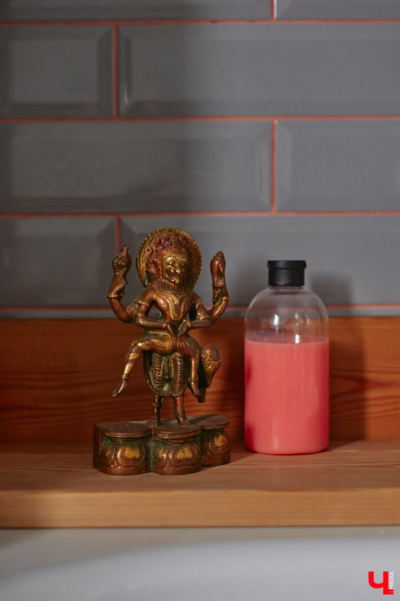 Неизвестно, появился        ли        бы уникальный арт-объект на        заборе в        Добром, если        бы у        керамиста Елизаветы Комаровой не        было дома с        собственной мастерской. Рассказываем про грандиозную реконструкцию семейного гнездышка на        перекрестке Погодина и        Восточной, где все сделано своими руками. А        главное        — с        любовью. Ну        и, разумеется, показываем, как из        заурядной сельской избы с        комнатами-клетушками владимирцы создали дом мечты с        совершенно неповторимым обликом.