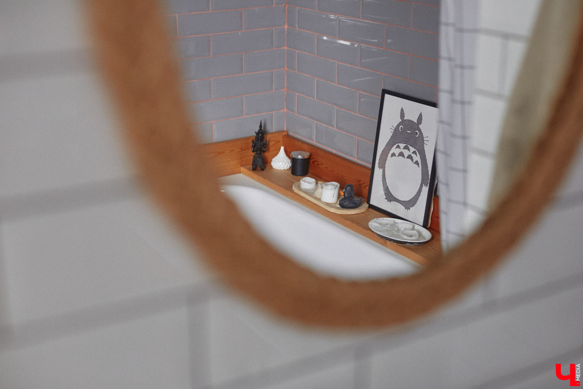 Неизвестно, появился        ли        бы уникальный арт-объект на        заборе в        Добром, если        бы у        керамиста Елизаветы Комаровой не        было дома с        собственной мастерской. Рассказываем про грандиозную реконструкцию семейного гнездышка на        перекрестке Погодина и        Восточной, где все сделано своими руками. А        главное        — с        любовью. Ну        и, разумеется, показываем, как из        заурядной сельской избы с        комнатами-клетушками владимирцы создали дом мечты с        совершенно неповторимым обликом.