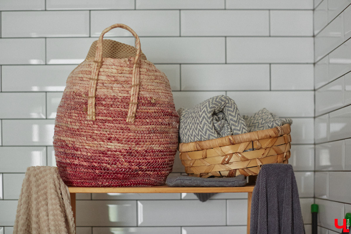 Неизвестно, появился        ли        бы уникальный арт-объект на        заборе в        Добром, если        бы у        керамиста Елизаветы Комаровой не        было дома с        собственной мастерской. Рассказываем про грандиозную реконструкцию семейного гнездышка на        перекрестке Погодина и        Восточной, где все сделано своими руками. А        главное        — с        любовью. Ну        и, разумеется, показываем, как из        заурядной сельской избы с        комнатами-клетушками владимирцы создали дом мечты с        совершенно неповторимым обликом.