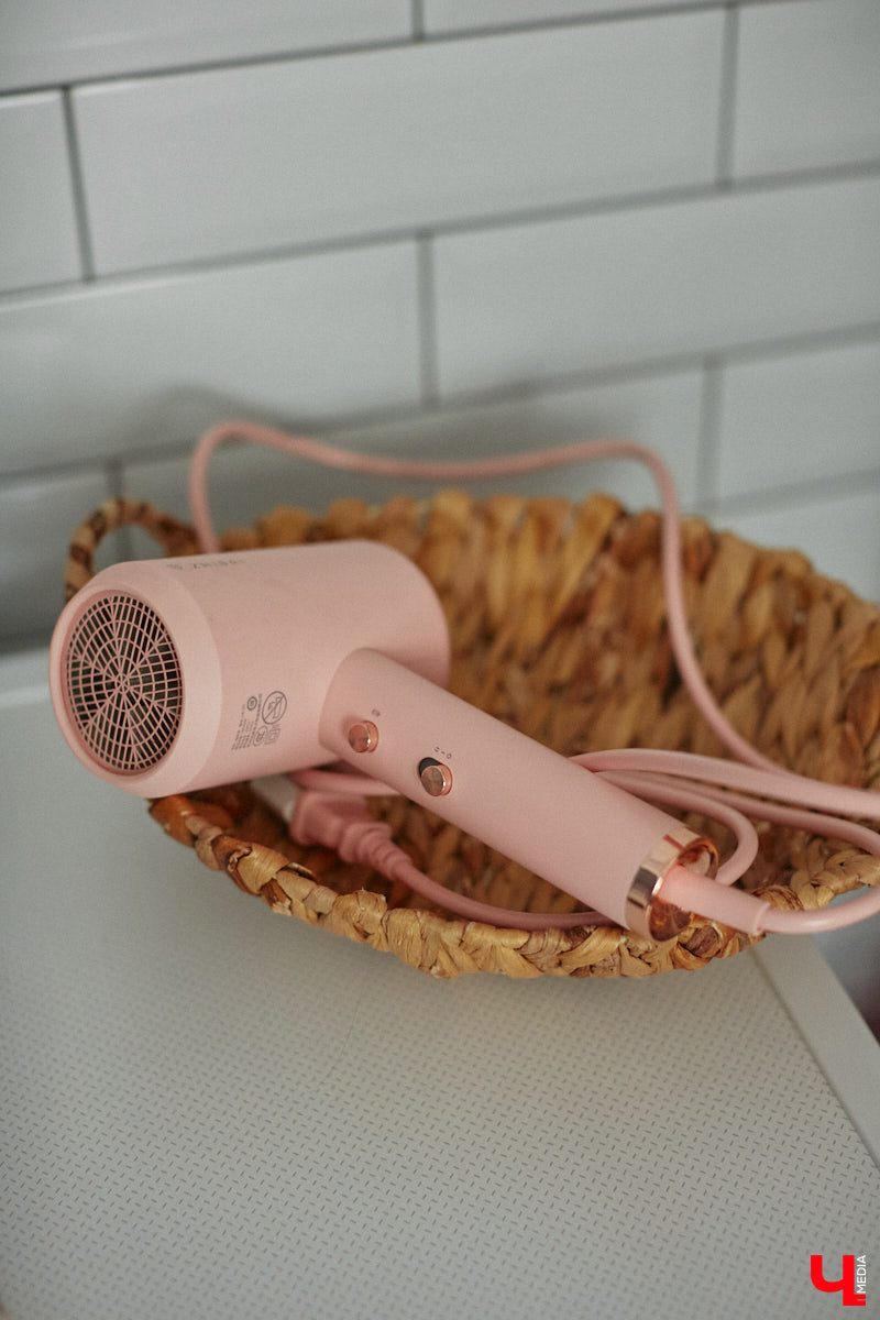 Неизвестно, появился        ли        бы уникальный арт-объект на        заборе в        Добром, если        бы у        керамиста Елизаветы Комаровой не        было дома с        собственной мастерской. Рассказываем про грандиозную реконструкцию семейного гнездышка на        перекрестке Погодина и        Восточной, где все сделано своими руками. А        главное        — с        любовью. Ну        и, разумеется, показываем, как из        заурядной сельской избы с        комнатами-клетушками владимирцы создали дом мечты с        совершенно неповторимым обликом.