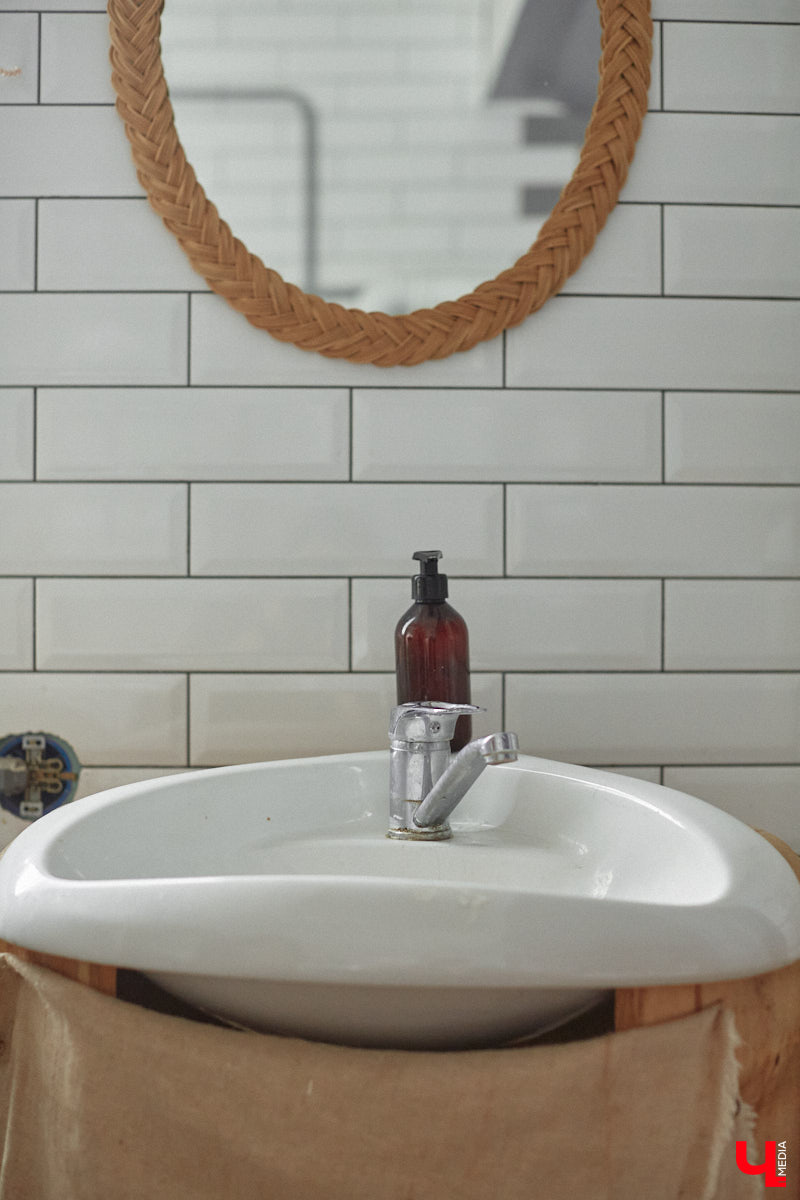 Неизвестно, появился        ли        бы уникальный арт-объект на        заборе в        Добром, если        бы у        керамиста Елизаветы Комаровой не        было дома с        собственной мастерской. Рассказываем про грандиозную реконструкцию семейного гнездышка на        перекрестке Погодина и        Восточной, где все сделано своими руками. А        главное        — с        любовью. Ну        и, разумеется, показываем, как из        заурядной сельской избы с        комнатами-клетушками владимирцы создали дом мечты с        совершенно неповторимым обликом.