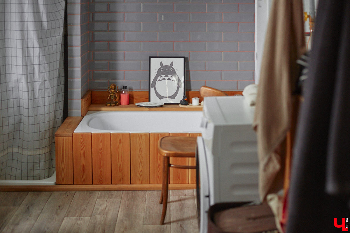 Неизвестно, появился        ли        бы уникальный арт-объект на        заборе в        Добром, если        бы у        керамиста Елизаветы Комаровой не        было дома с        собственной мастерской. Рассказываем про грандиозную реконструкцию семейного гнездышка на        перекрестке Погодина и        Восточной, где все сделано своими руками. А        главное        — с        любовью. Ну        и, разумеется, показываем, как из        заурядной сельской избы с        комнатами-клетушками владимирцы создали дом мечты с        совершенно неповторимым обликом.