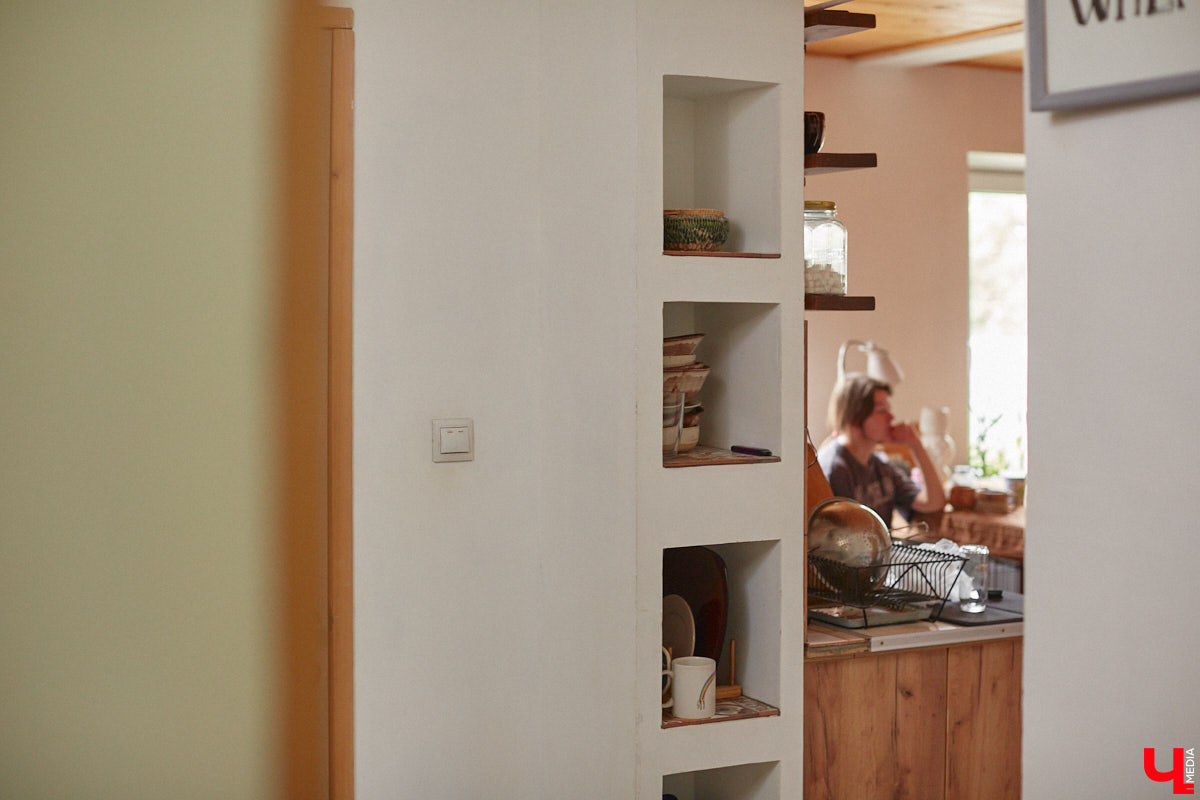 Неизвестно, появился        ли        бы уникальный арт-объект на        заборе в        Добром, если        бы у        керамиста Елизаветы Комаровой не        было дома с        собственной мастерской. Рассказываем про грандиозную реконструкцию семейного гнездышка на        перекрестке Погодина и        Восточной, где все сделано своими руками. А        главное        — с        любовью. Ну        и, разумеется, показываем, как из        заурядной сельской избы с        комнатами-клетушками владимирцы создали дом мечты с        совершенно неповторимым обликом.