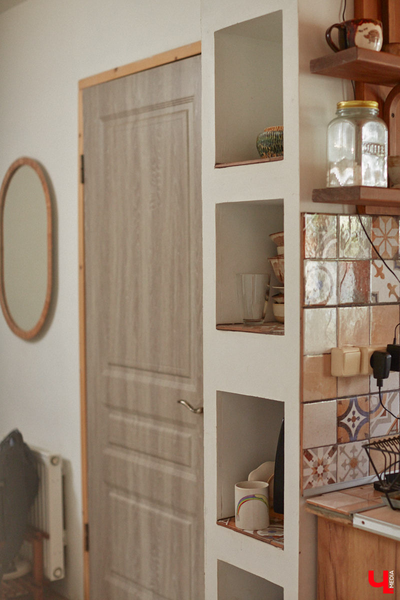 Неизвестно, появился        ли        бы уникальный арт-объект на        заборе в        Добром, если        бы у        керамиста Елизаветы Комаровой не        было дома с        собственной мастерской. Рассказываем про грандиозную реконструкцию семейного гнездышка на        перекрестке Погодина и        Восточной, где все сделано своими руками. А        главное        — с        любовью. Ну        и, разумеется, показываем, как из        заурядной сельской избы с        комнатами-клетушками владимирцы создали дом мечты с        совершенно неповторимым обликом.