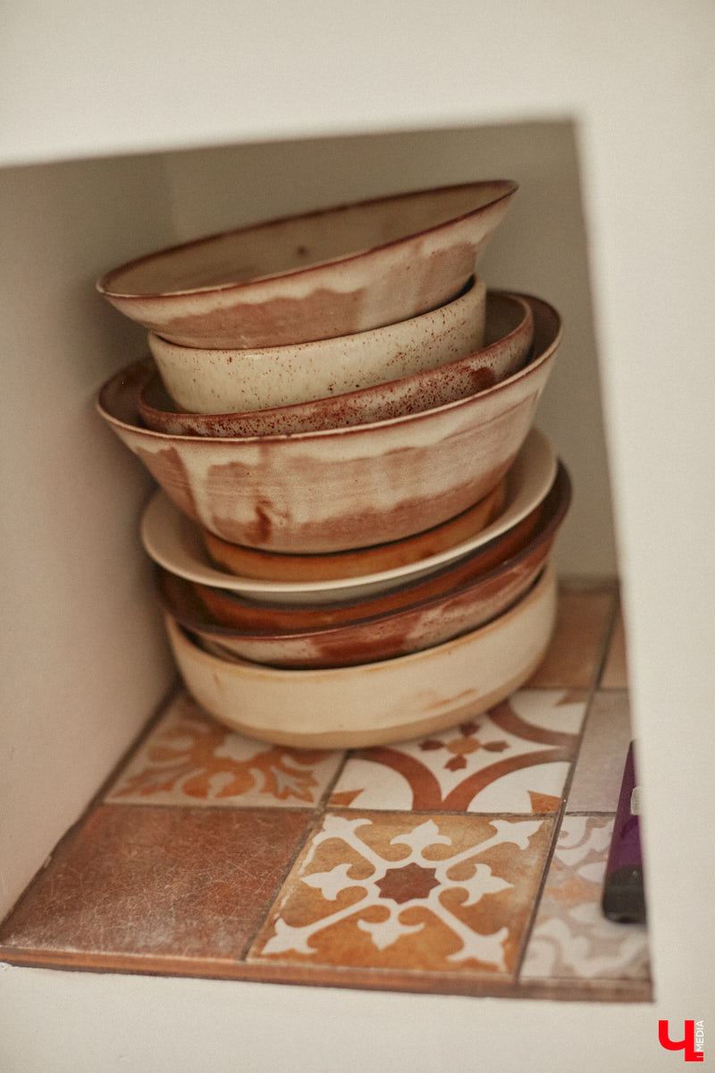 Неизвестно, появился        ли        бы уникальный арт-объект на        заборе в        Добром, если        бы у        керамиста Елизаветы Комаровой не        было дома с        собственной мастерской. Рассказываем про грандиозную реконструкцию семейного гнездышка на        перекрестке Погодина и        Восточной, где все сделано своими руками. А        главное        — с        любовью. Ну        и, разумеется, показываем, как из        заурядной сельской избы с        комнатами-клетушками владимирцы создали дом мечты с        совершенно неповторимым обликом.