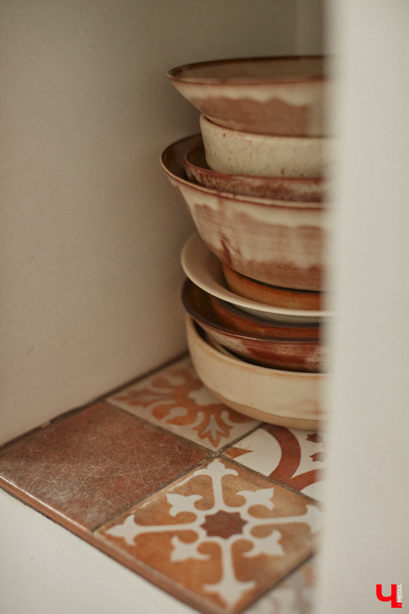 Неизвестно, появился        ли        бы уникальный арт-объект на        заборе в        Добром, если        бы у        керамиста Елизаветы Комаровой не        было дома с        собственной мастерской. Рассказываем про грандиозную реконструкцию семейного гнездышка на        перекрестке Погодина и        Восточной, где все сделано своими руками. А        главное        — с        любовью. Ну        и, разумеется, показываем, как из        заурядной сельской избы с        комнатами-клетушками владимирцы создали дом мечты с        совершенно неповторимым обликом.