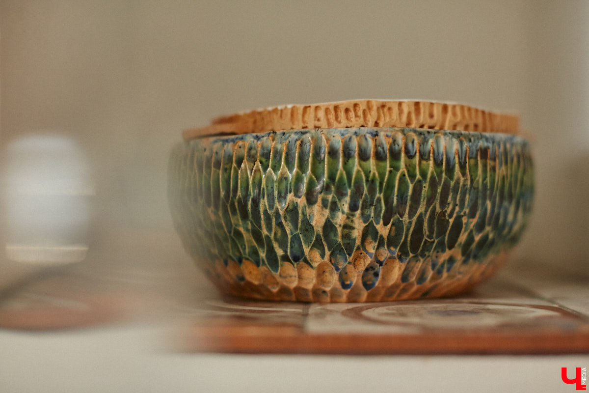 Неизвестно, появился        ли        бы уникальный арт-объект на        заборе в        Добром, если        бы у        керамиста Елизаветы Комаровой не        было дома с        собственной мастерской. Рассказываем про грандиозную реконструкцию семейного гнездышка на        перекрестке Погодина и        Восточной, где все сделано своими руками. А        главное        — с        любовью. Ну        и, разумеется, показываем, как из        заурядной сельской избы с        комнатами-клетушками владимирцы создали дом мечты с        совершенно неповторимым обликом.