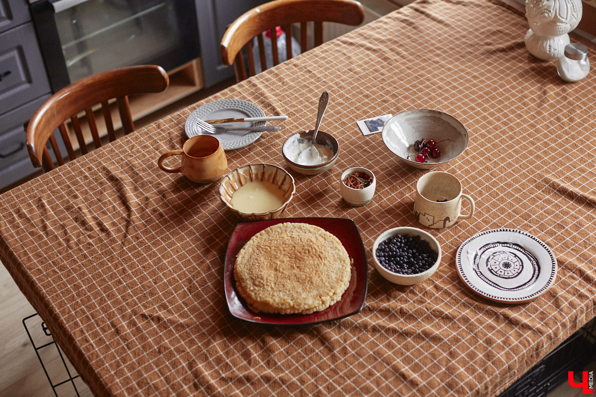Неизвестно, появился        ли        бы уникальный арт-объект на        заборе в        Добром, если        бы у        керамиста Елизаветы Комаровой не        было дома с        собственной мастерской. Рассказываем про грандиозную реконструкцию семейного гнездышка на        перекрестке Погодина и        Восточной, где все сделано своими руками. А        главное        — с        любовью. Ну        и, разумеется, показываем, как из        заурядной сельской избы с        комнатами-клетушками владимирцы создали дом мечты с        совершенно неповторимым обликом.