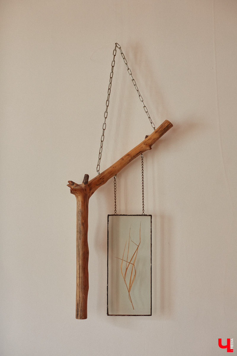 Неизвестно, появился        ли        бы уникальный арт-объект на        заборе в        Добром, если        бы у        керамиста Елизаветы Комаровой не        было дома с        собственной мастерской. Рассказываем про грандиозную реконструкцию семейного гнездышка на        перекрестке Погодина и        Восточной, где все сделано своими руками. А        главное        — с        любовью. Ну        и, разумеется, показываем, как из        заурядной сельской избы с        комнатами-клетушками владимирцы создали дом мечты с        совершенно неповторимым обликом.