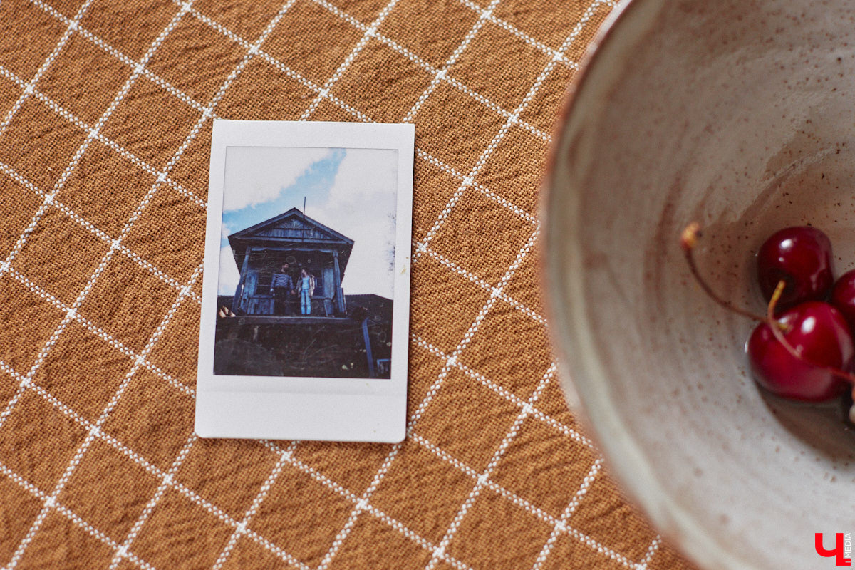 Неизвестно, появился        ли        бы уникальный арт-объект на        заборе в        Добром, если        бы у        керамиста Елизаветы Комаровой не        было дома с        собственной мастерской. Рассказываем про грандиозную реконструкцию семейного гнездышка на        перекрестке Погодина и        Восточной, где все сделано своими руками. А        главное        — с        любовью. Ну        и, разумеется, показываем, как из        заурядной сельской избы с        комнатами-клетушками владимирцы создали дом мечты с        совершенно неповторимым обликом.