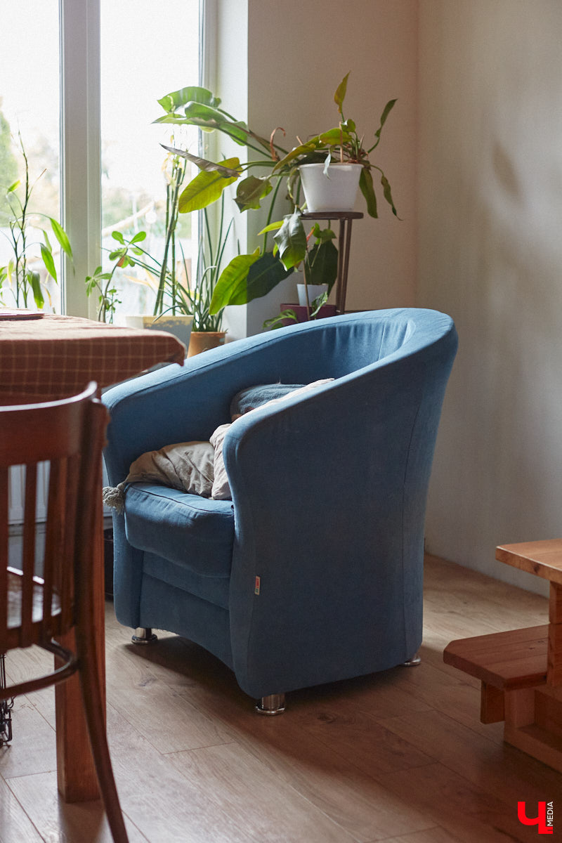 Неизвестно, появился        ли        бы уникальный арт-объект на        заборе в        Добром, если        бы у        керамиста Елизаветы Комаровой не        было дома с        собственной мастерской. Рассказываем про грандиозную реконструкцию семейного гнездышка на        перекрестке Погодина и        Восточной, где все сделано своими руками. А        главное        — с        любовью. Ну        и, разумеется, показываем, как из        заурядной сельской избы с        комнатами-клетушками владимирцы создали дом мечты с        совершенно неповторимым обликом.