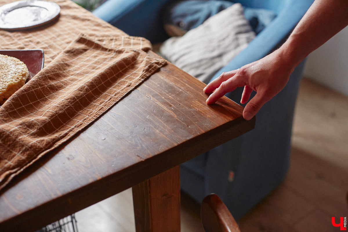 Неизвестно, появился        ли        бы уникальный арт-объект на        заборе в        Добром, если        бы у        керамиста Елизаветы Комаровой не        было дома с        собственной мастерской. Рассказываем про грандиозную реконструкцию семейного гнездышка на        перекрестке Погодина и        Восточной, где все сделано своими руками. А        главное        — с        любовью. Ну        и, разумеется, показываем, как из        заурядной сельской избы с        комнатами-клетушками владимирцы создали дом мечты с        совершенно неповторимым обликом.