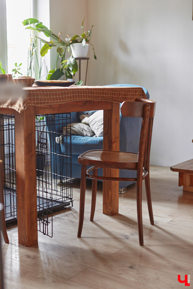 Неизвестно, появился        ли        бы уникальный арт-объект на        заборе в        Добром, если        бы у        керамиста Елизаветы Комаровой не        было дома с        собственной мастерской. Рассказываем про грандиозную реконструкцию семейного гнездышка на        перекрестке Погодина и        Восточной, где все сделано своими руками. А        главное        — с        любовью. Ну        и, разумеется, показываем, как из        заурядной сельской избы с        комнатами-клетушками владимирцы создали дом мечты с        совершенно неповторимым обликом.