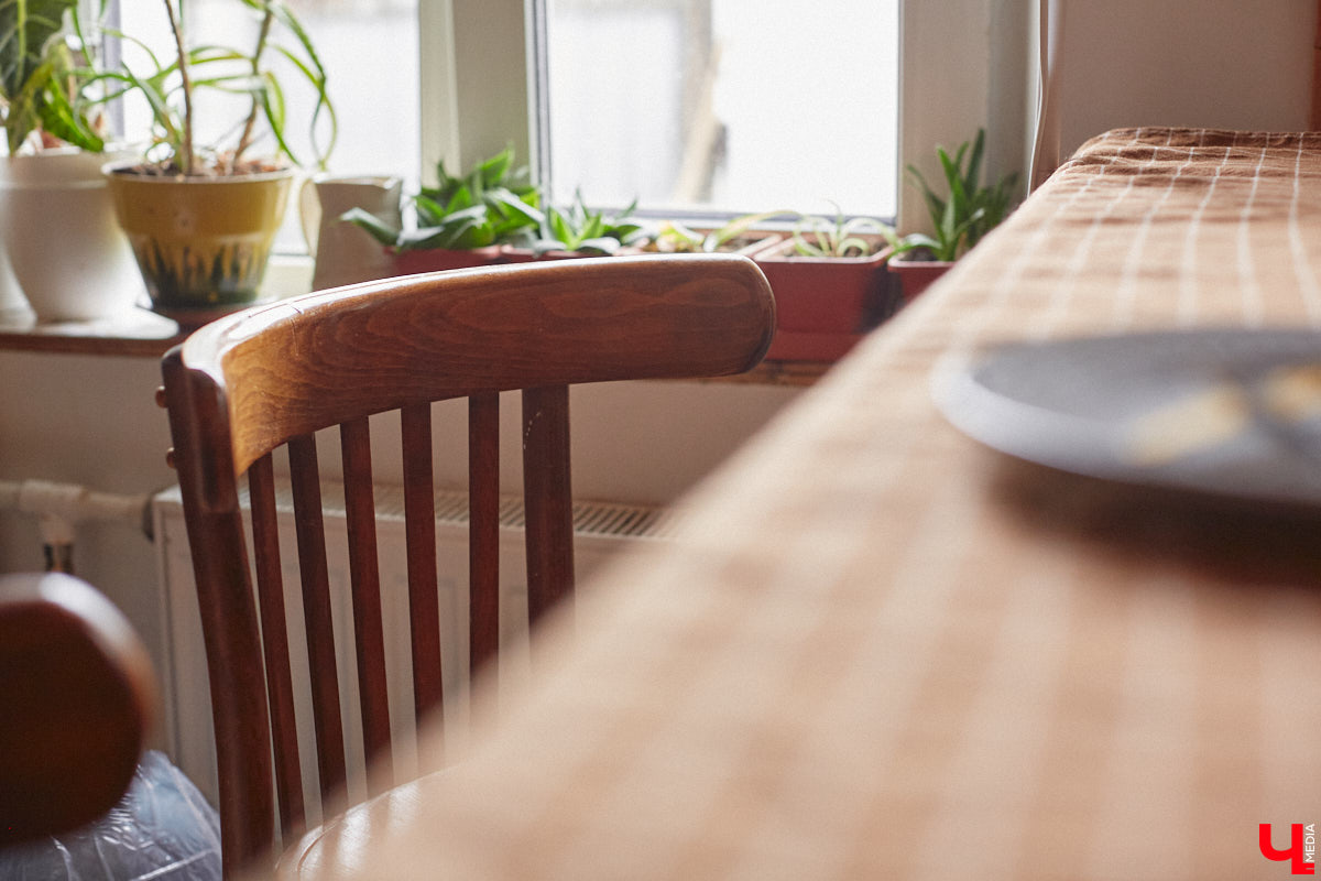 Неизвестно, появился        ли        бы уникальный арт-объект на        заборе в        Добром, если        бы у        керамиста Елизаветы Комаровой не        было дома с        собственной мастерской. Рассказываем про грандиозную реконструкцию семейного гнездышка на        перекрестке Погодина и        Восточной, где все сделано своими руками. А        главное        — с        любовью. Ну        и, разумеется, показываем, как из        заурядной сельской избы с        комнатами-клетушками владимирцы создали дом мечты с        совершенно неповторимым обликом.